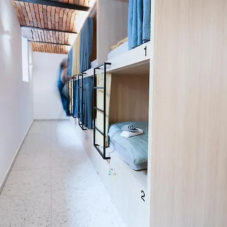 Wanderlust Capsules - Unique Sleeping Experience Capsule hotel *